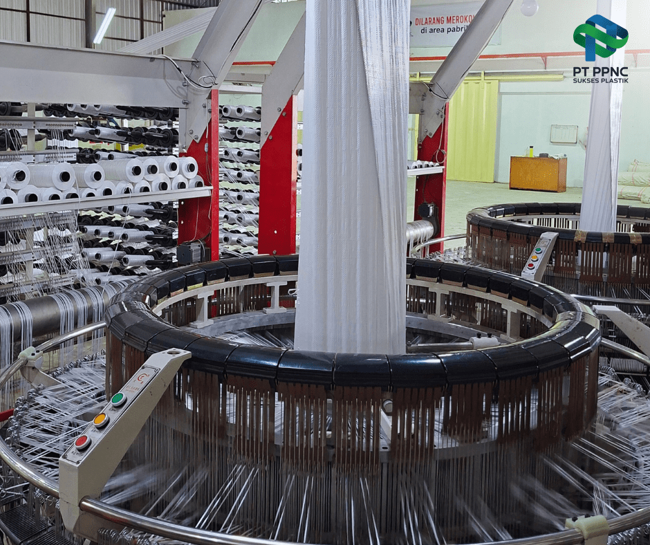 Mesin loom sedang bekerja