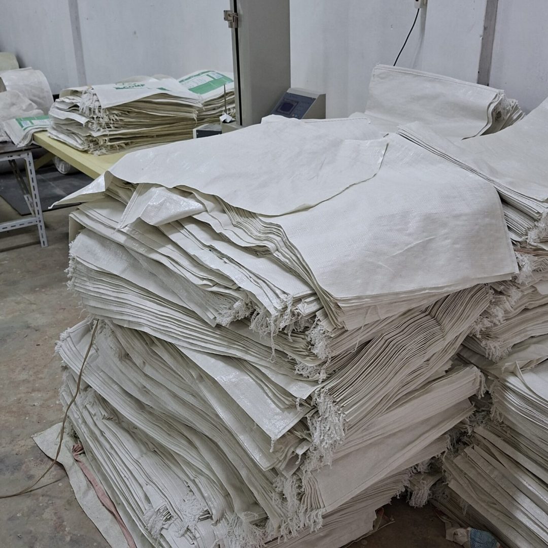 tumpukan goni plastik yang sudah jadi